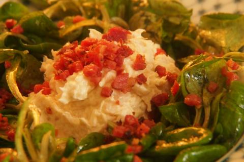 Vogerlsalat (Feldsalat) mit geräuchertem Forellentartar - (c) Jörg Bornmann Vogerlsalat (Feldsalat) mit geräuchertem Forellentartar - (c) Jörg Bornmann