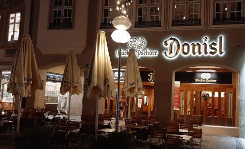 Das Wirthaus Donisl, seit 1715 am Münchner Marienplatz, bietet Wirtshausküche und echte Volksmusik - (c) Gabi Vögele