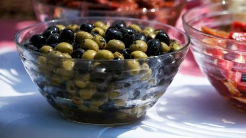 Die Küche Griechenlands - Marinierte Oliven - <a href="https://genussfreak.de/marinierte-oliven" target="_blank">zum Rezept</a> - (c) Pixabay