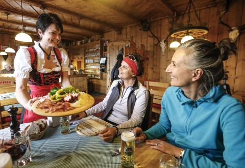 Genussurlaub in der Ferienregion Hall-Wattens - Einkehr auf der Berghütte - (c) hall-wattens.at