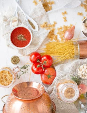 Verschiedene Sorten von Pasta auf einem Tisch, mit frischen Tomaten, Tomatensauce und Oregano - (c) Heather ord on Unsplash Verschiedene Sorten von Pasta auf einem Tisch, mit frischen Tomaten, Tomatensauce und Oregano - (c) Heather ord on Unsplash
