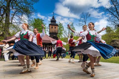Tanz und Lebensfreude vor historischen Kulissen in der mährischen Slowakei: Ob Aprikosenfest oder Weinlese - gefeiert wird bei jeder Gelegenheit - (c) Herbert Barnehl