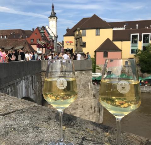 Ein Schoppen Frankenwein auf der Mainbrücke - (c) Eva-Maria Mayring