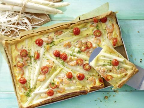 Blätterteigpizza mit Garnelen und Spargel - (c) DuetscheSee Fischmanufaktur