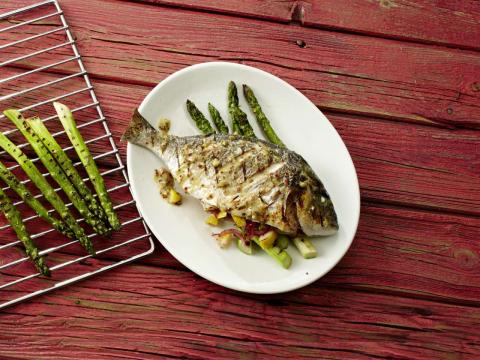 Gegrillte Dorade mit Spargel - (c) DeutscheSee Fischmanufaktur