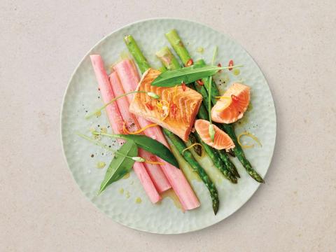 Lachs mit Rhabarber und Spargel - (c) DeutscheSee Fischmanufaktur