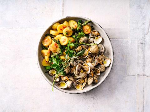 Herzmuscheln mit Miso-Kartoffelsalat und grünem Spargel - (c) DeutscheSee Fischmanufaktur