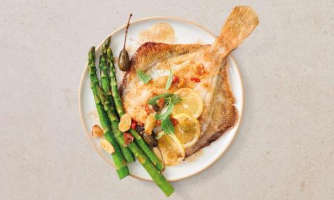 Gebratene Scholle in spicy Ingwer-Butter und grünem Spargel  (c) DeutscheSee Fischmanufaktur