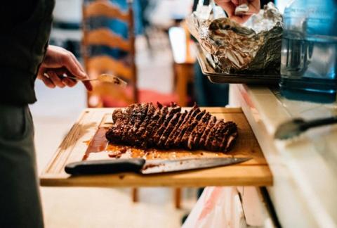 Grillen mit Stil: Die richtige Kleidung für jede Grillparty - (c) https://www.pexels.com/de-de/foto/person-halt-messer-das-fleisch-schneidet-3641761/ Grillen mit Stil: Die richtige Kleidung für jede Grillparty - (c) https://www.pexels.com/de-de/foto/person-halt-messer-das-fleisch-schneidet-3641761/