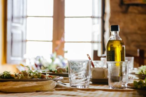 Olivenöle aus Spanien: Genusskultur mit Charakter - (c) Foto von Juan Gomez https://unsplash.com/de/fotos/zwei-leere-glaser-mit-klaren-steinen-sE6ihVGSd1Q