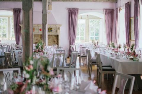 Die Kulinarik ist das Herzstück jeder Hochzeit. Erfahren Sie, wie Sie das perfekte Menü planen und die Gäste glücklich machen - (c) https://pixabay.com/de/photos/veranstaltung-feier-6927353/