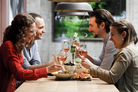 Weingenuss mit Freunden - Delinat, wo Wein wieder Natur sein darf - (c) Delinat