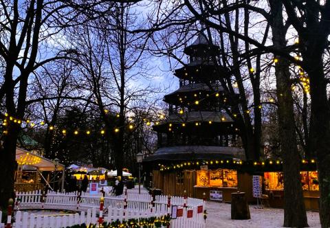 Idyllisch und romantisch – der Weihnachtsmarkt am Chinesischen Turm in München - (c) Gabi Dräger